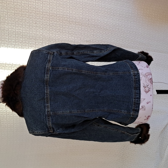 Jones New York Denim Jacket with detachable faux fur collar and cuffs. - Picture 2 of 6
